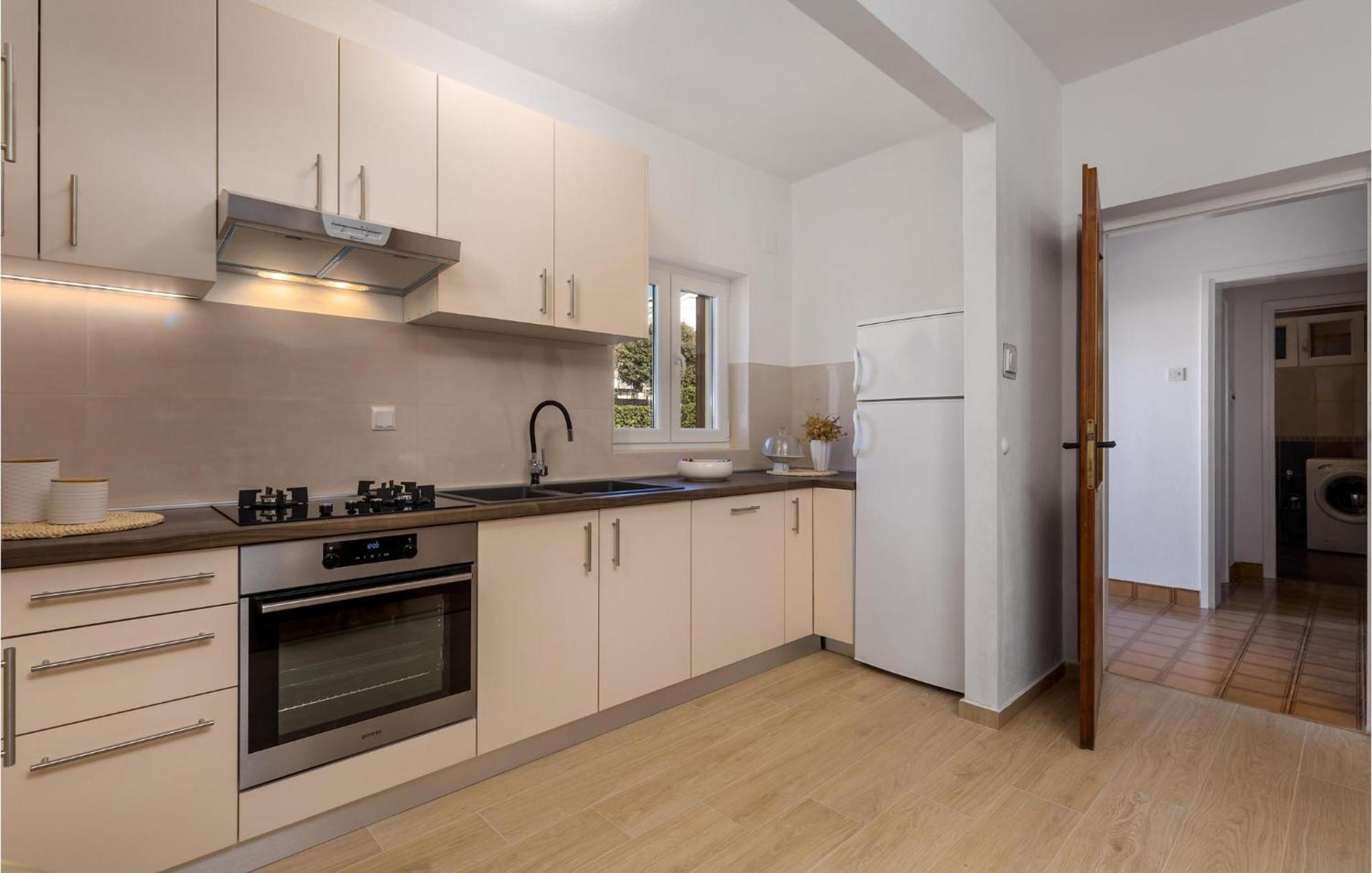 2 Bedroom Awesome Apartment In Pag Pag Town Exterior foto