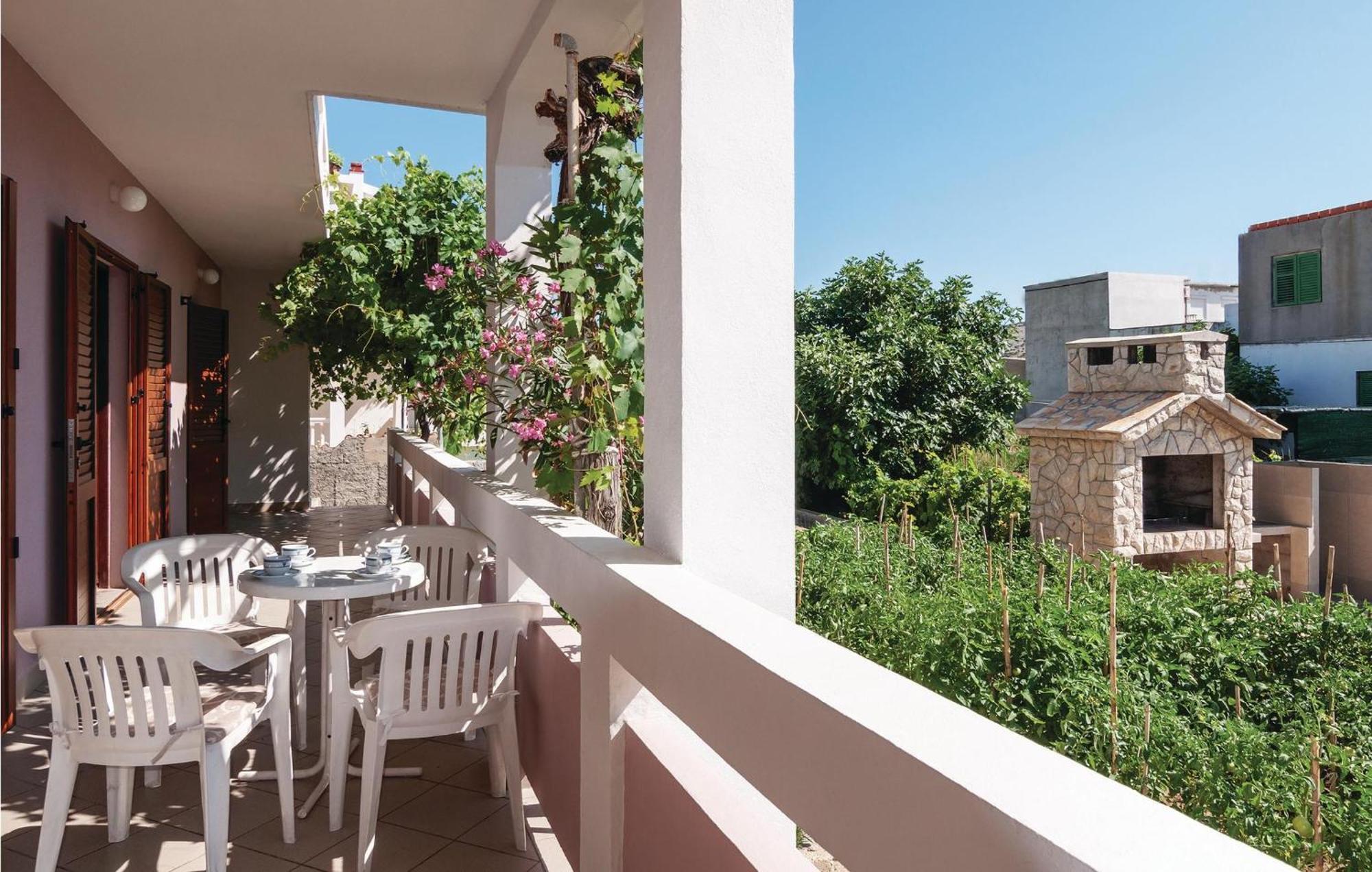 2 Bedroom Awesome Apartment In Pag Pag Town Exterior foto