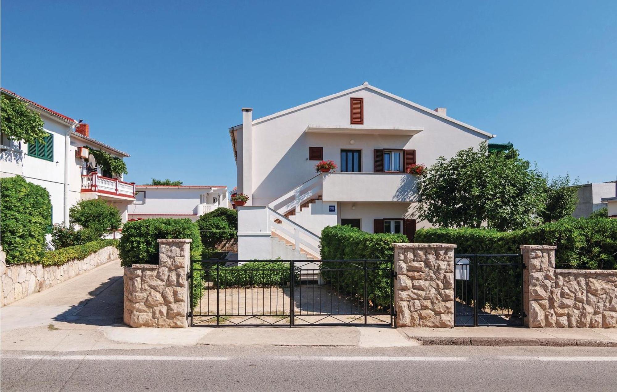 2 Bedroom Awesome Apartment In Pag Pag Town Exterior foto