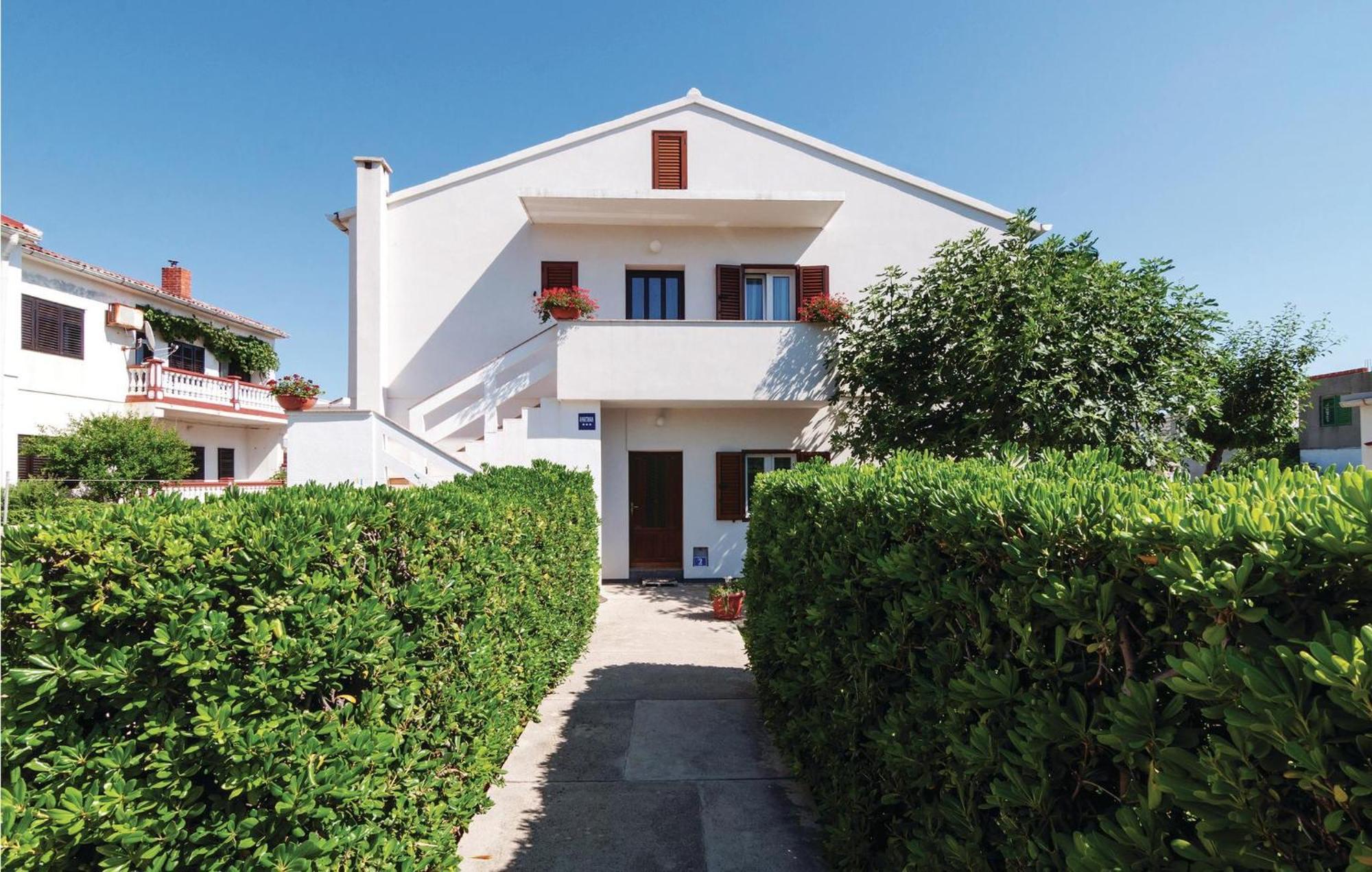 2 Bedroom Awesome Apartment In Pag Pag Town Exterior foto