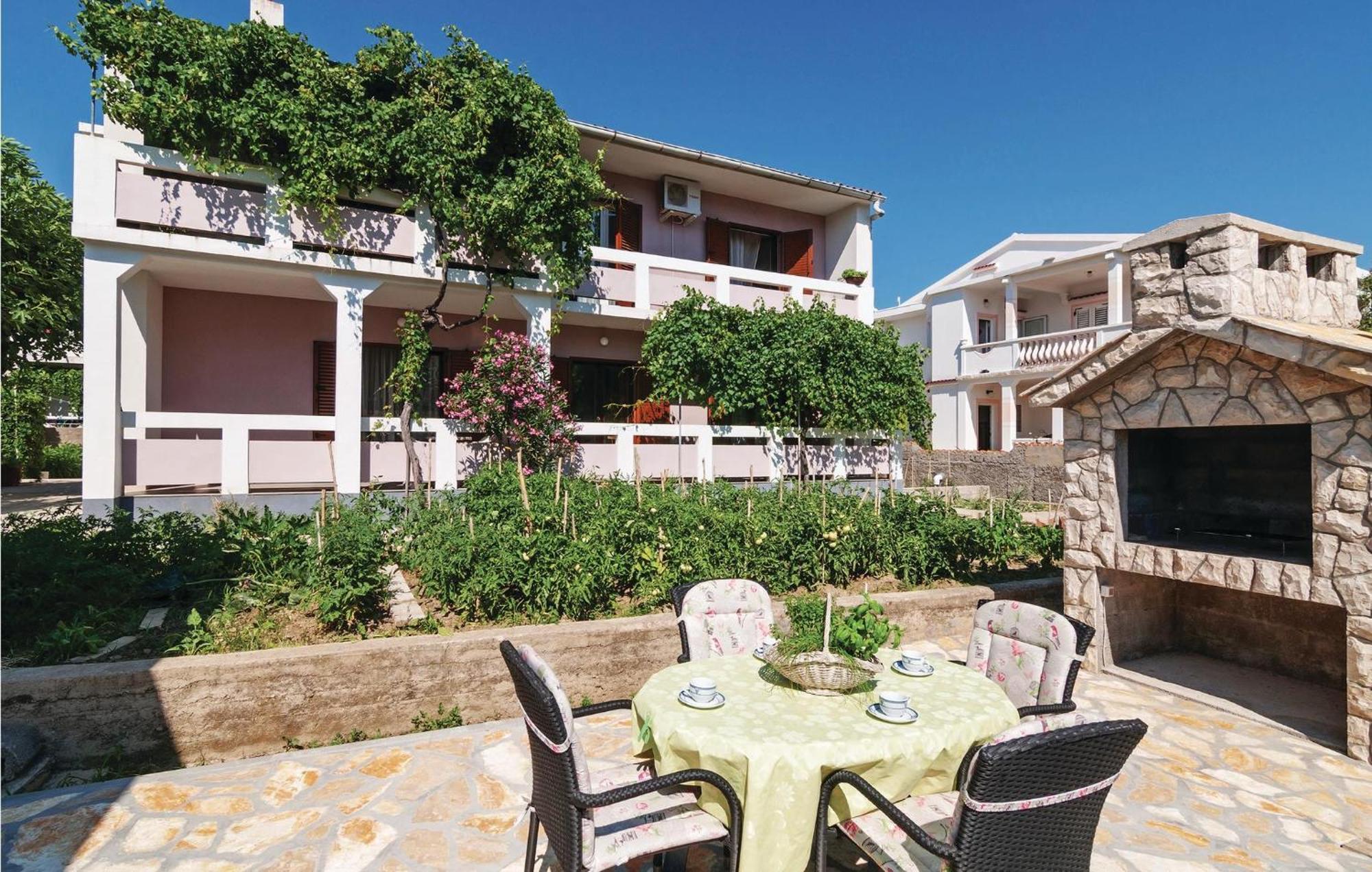 2 Bedroom Awesome Apartment In Pag Pag Town Exterior foto