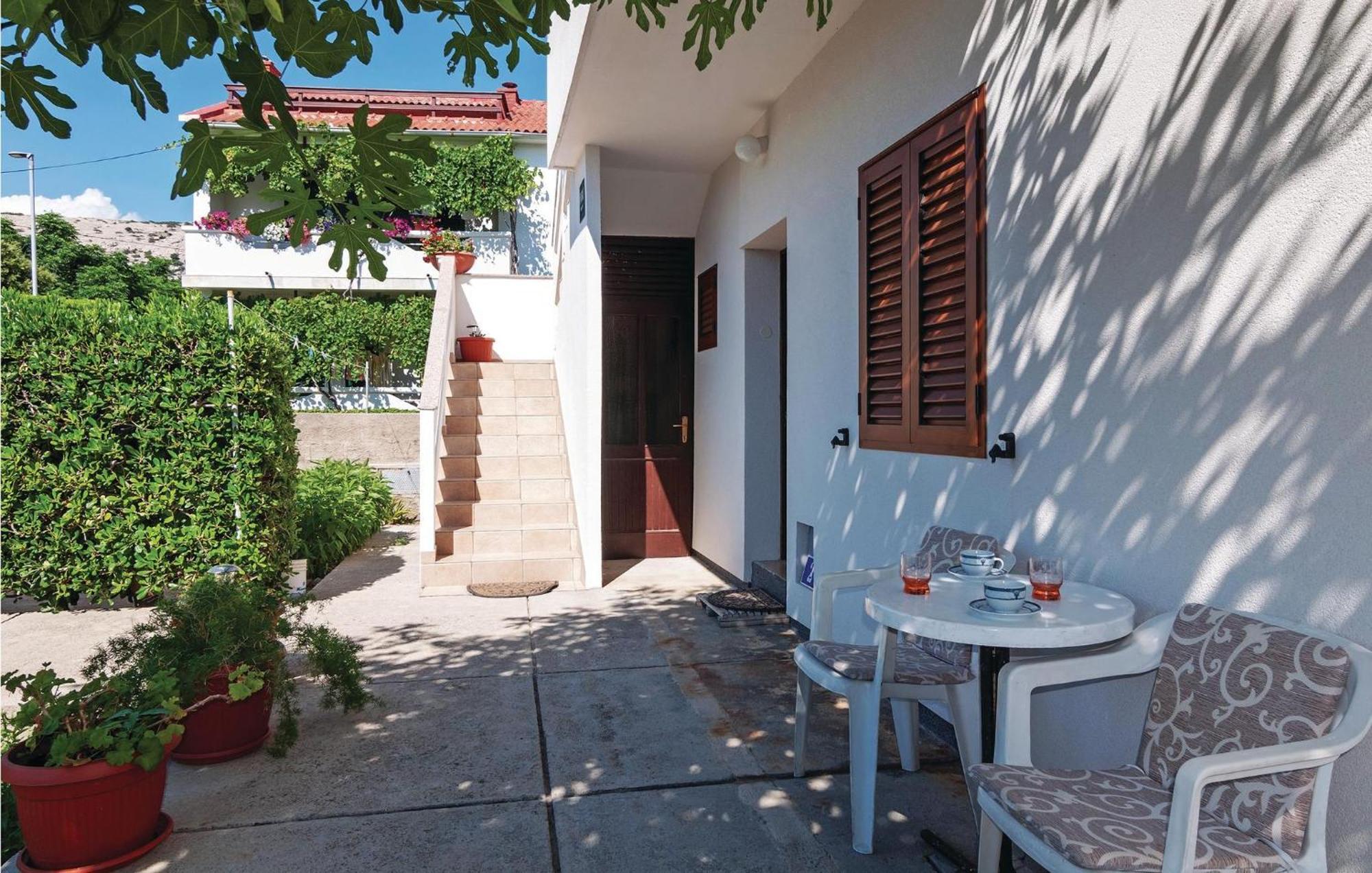 2 Bedroom Awesome Apartment In Pag Pag Town Exterior foto